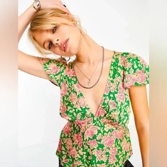 ❣️SOLD❣️ Floral V-Neck Green and Pink Top - Picture 3 of 10